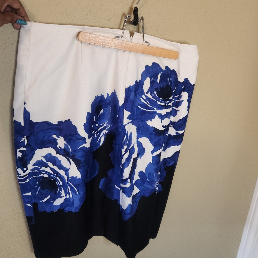Cato blue, white, and black floral skirt. Size 12. White liner & fastens… - Picture 7 of 8